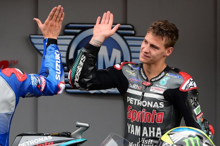 Alex Rins (kiri) dan Fabio Quartararo (kanan) saat merayakan podium pada MotoGP Catalan, 27 September 2020.