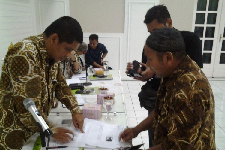 Staff Kepresidenan, Usep Setyawan, saat menanggapi pengaduan warga. 