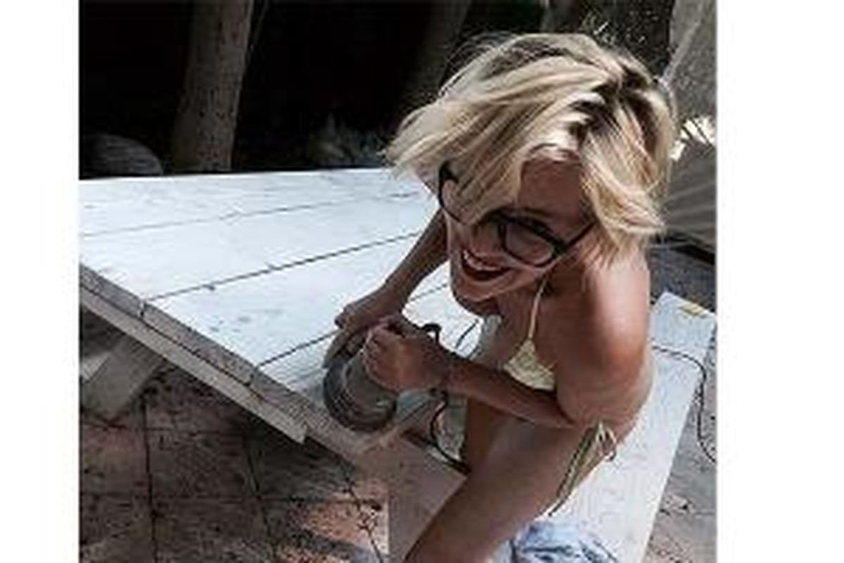 Sharon Stone (57) tampil penuh percaya diri mengenakan bikini. 