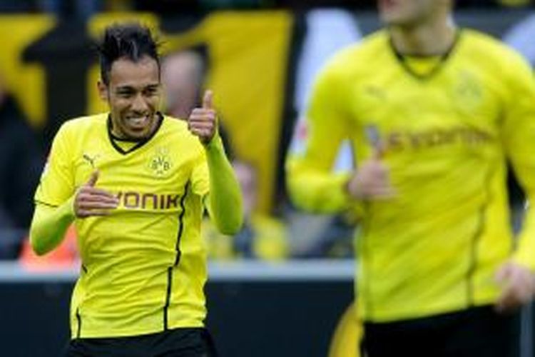 Selebrasi penyerang Borussia Dortmund, Pierre-Emerik Aubameyang, seusai membobol gawang Eintracht Frankfurt dalam lanjutan Bundesliga 1 di Signal Iduna Park, Sabtu (15/2/2014).  