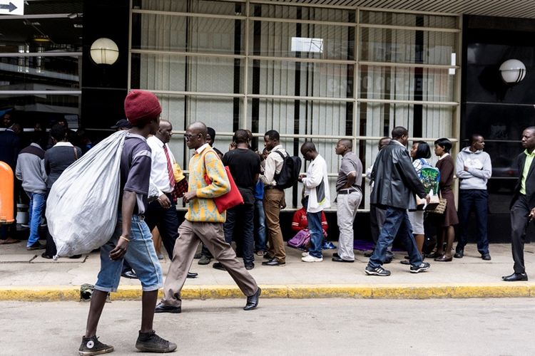 Warga Zimbabwe mengantre di depan bank di Harare pada akhir November 2017 lalu.