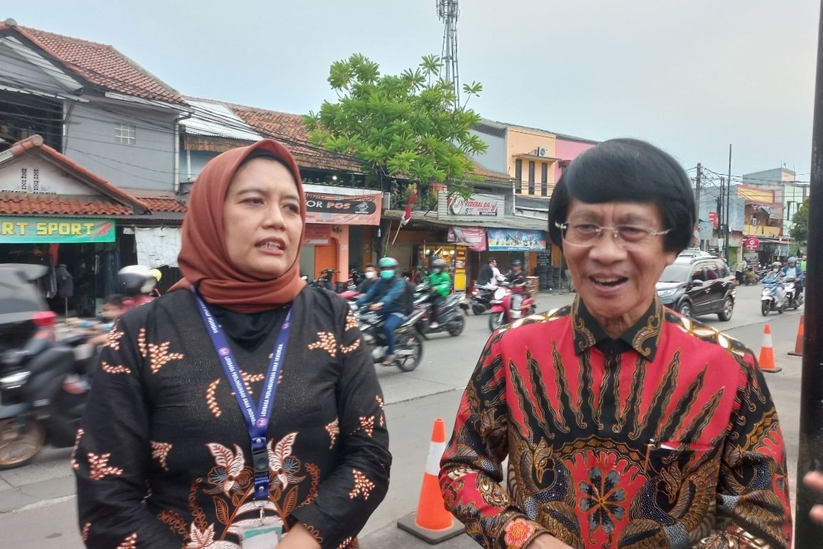 Ketua Lembaga Perlindungan Anak Indonesia (LPAI), Seto Mulyadi tengah memberikan keterangan kepada wartawan usai menemui mantan Kepala Divisi Profesi dan Pengamanan (Propam) Irjen Ferdy Sambo di Mako Brimob, Kelapa Dua, Depok, Selasa (23/8/2022).