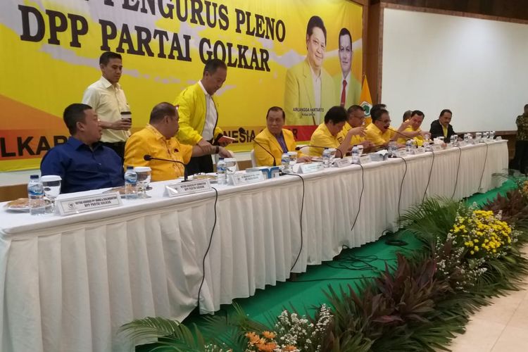 Ketua Umum Partai Golkar Airlangga Hartarto memimpin rapat pleno DPP Partai Golkar di kantor DPP Partai Golkar di Jakarta, Rabu (13/11/2019).