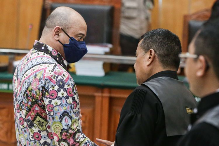 Terdakwa kasus peredaran narkotika jenis sabu Irjen Teddy Minahasa usai menjalani sidang tuntutan di Pengadilan Negeri Jakarta Barat, Kamis (30/3/2023). Jaksa penuntut umum menuntut hukuman mati pada Teddy Minahasa.