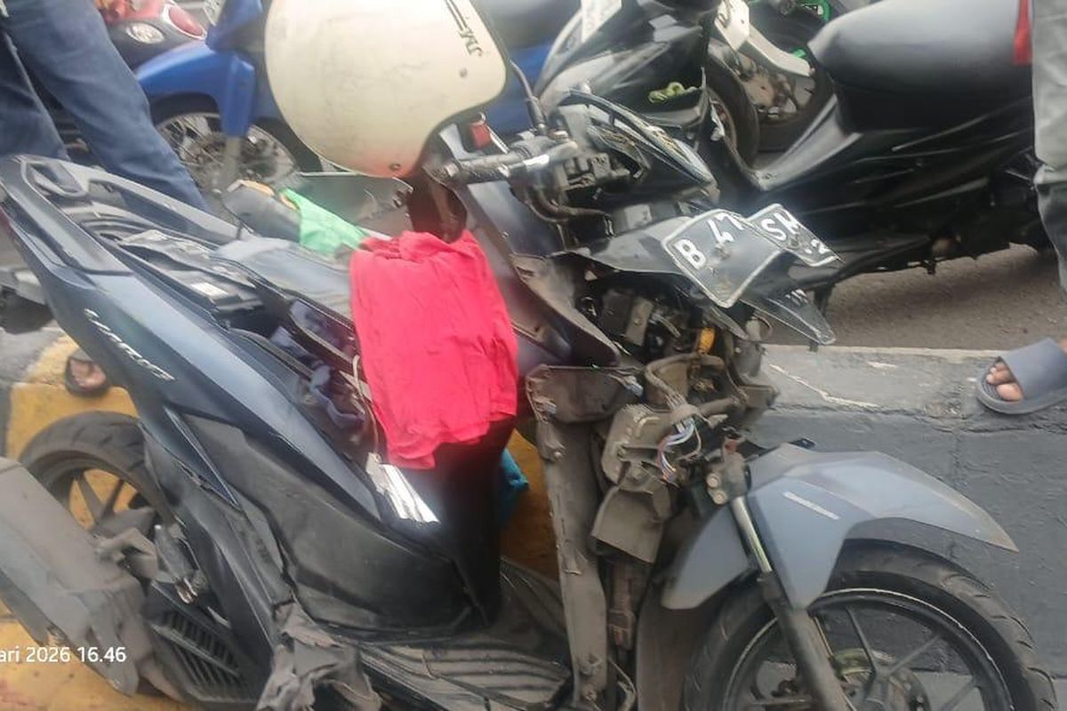 Sepeda motor pengendara ojol yang mengalami kecelakaan tunggal di Jalan Gatot Subroto arah Cawang, Jakarta Timur, pada Sabtu (17/1/2026) sore.