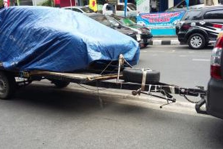 Mobil listrik tenaga surya Widya Wahana V kembali ke Surabaya menggunakan trailer 