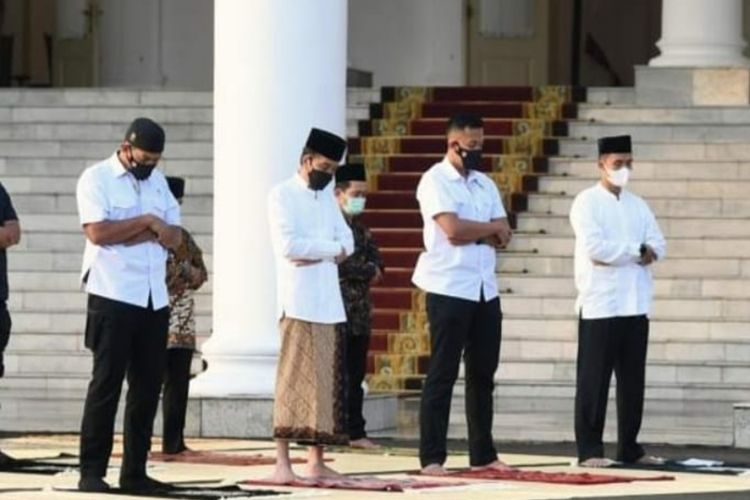 Presiden Joko Widodo melakukan shalat Idul Fitri 1442 Hijriah di Istana Kepresidenan Bogor, Kamis (13/5/2021). 
