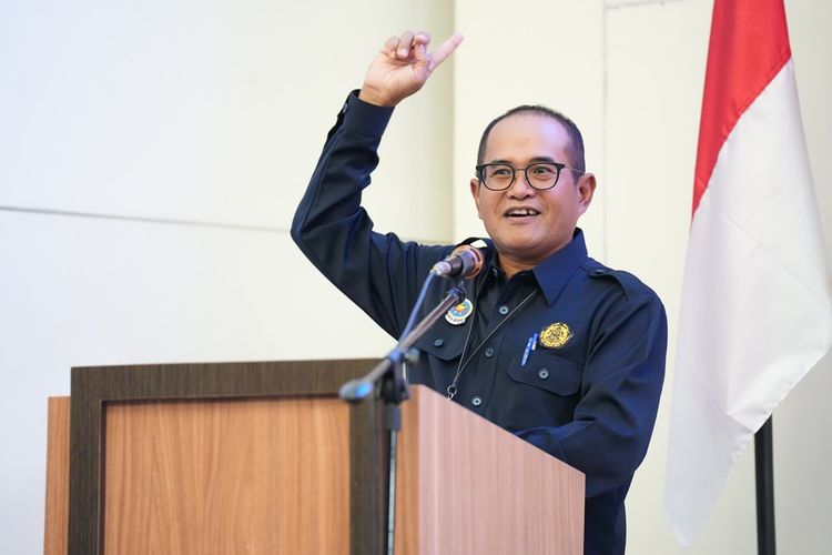 Anggota Komite Badan Pengatur Hilir Minyak dan Gas Bumi (BPH Migas) Wahyudi Anas saat membuka Seminar Umum Mahasiswa dengan tema ?Sinergi Pengelolaan dan Pemanfaatan Hilir Migas Berkelanjutan? di Fakultas Teknik Universitas Sam Ratulangi (FT-UNSRAT), Manado, Sulawesi Utara (Sultra), Kamis (7/11/2024). 