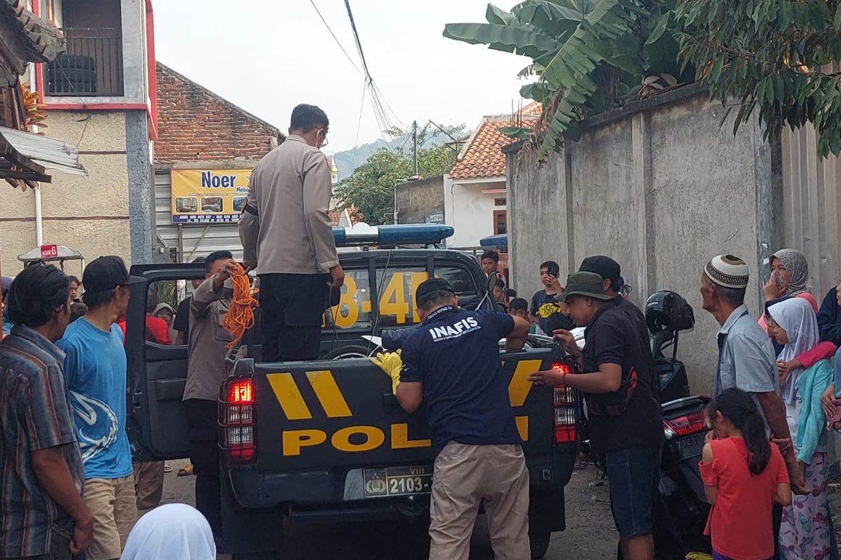 Polisi melakukan evakuasi dua kerangka tengkorak di sebuah rumah di di RT 11 RW 15, Desa Tani Mulya, Kecamatan Ngamprah, Kabupaten Bandung Barat (KBB), Jawa Barat, Senin (29/7/2024).