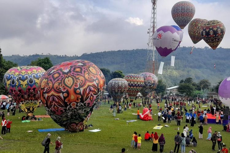 Festival Balon di Kemuning Karanganyar pada hari kedua, Minggu (20/11/2022).