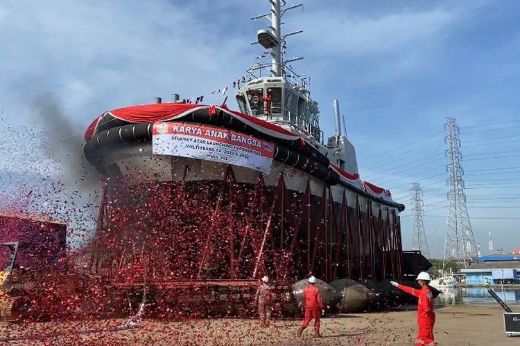TNI Angkatan Laut (AL) membeli dua tugboat atau kapal tunda dari industri dalam negeri, PT Noahtu Shipyard. Satu kapal telah diresmikan oleh Asisten Logistik (Aslog) KSAL Laksamana Muda TNI Agus Santoso, di Tanjung Priok, Jakarta Utara, Selasa (7/3/2023).