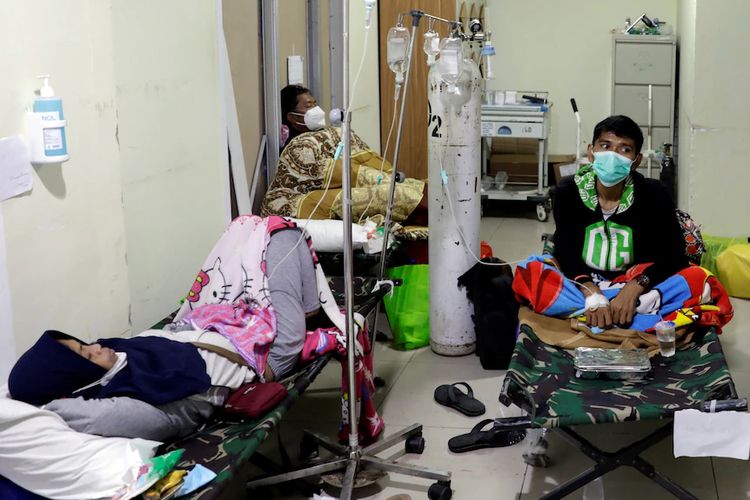 Pasien Covid-19 di rumah sakit pulau Jawa harus dirawat di koridor karena sedikitnya kapasitas.