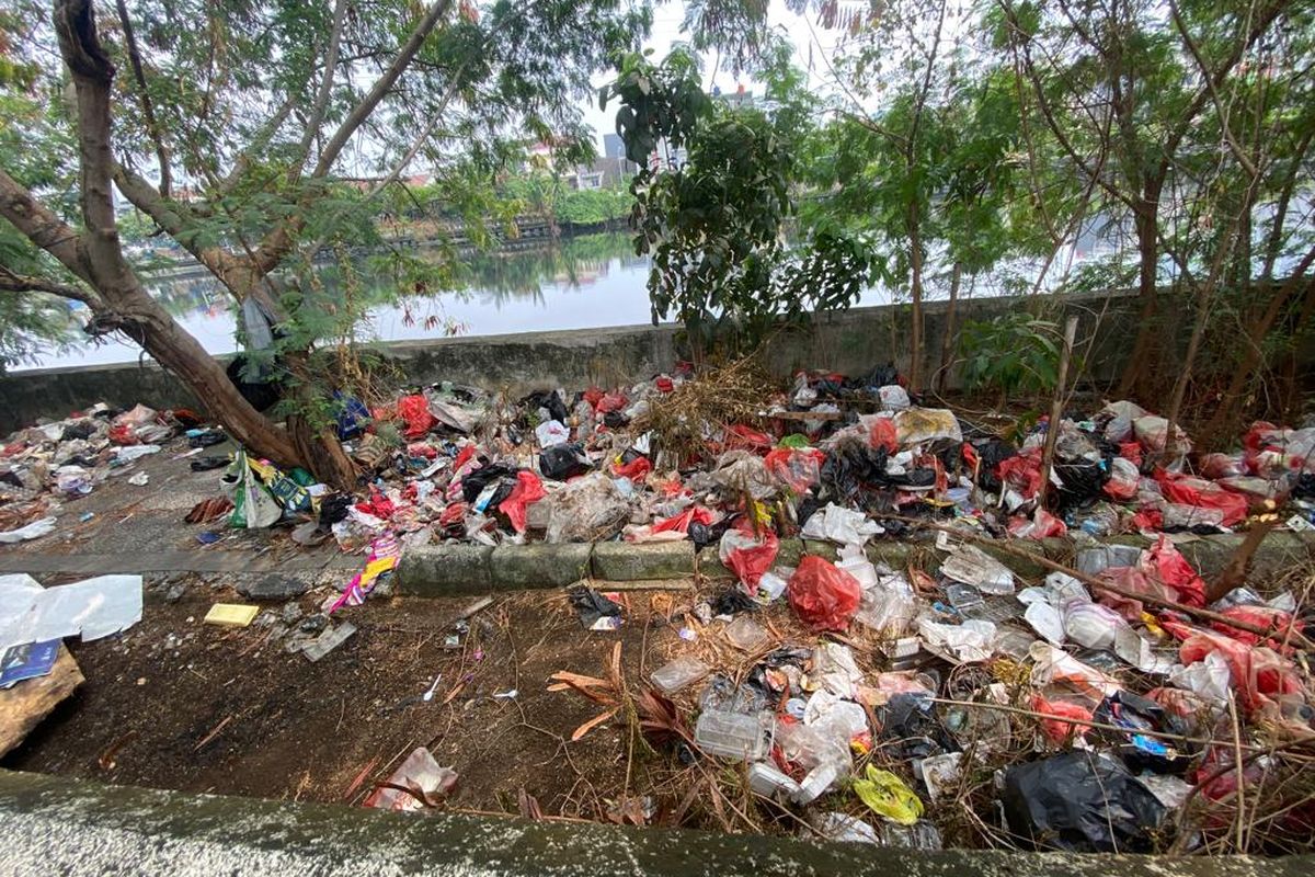 Sampah yang berserakan di sisi kanan luar pembatas Jalan Layang Non Tol (JLNT) Pluit, Penjaringan, Jakarta Utara pada Selasa (6/6/2023).
