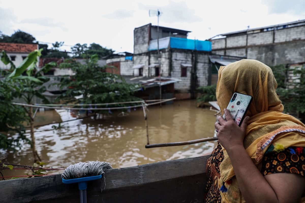 Banjir melanda pemukiman warga di Pejaten Timur, Pasar Minggu, Jakarta Selatan, Senin (8/2/2021). Banjir setinggi 30-150 cm yang melanda tiga RW di Pejaten Timur itu disebabkan oleh luapan air Sungai Ciliwung.