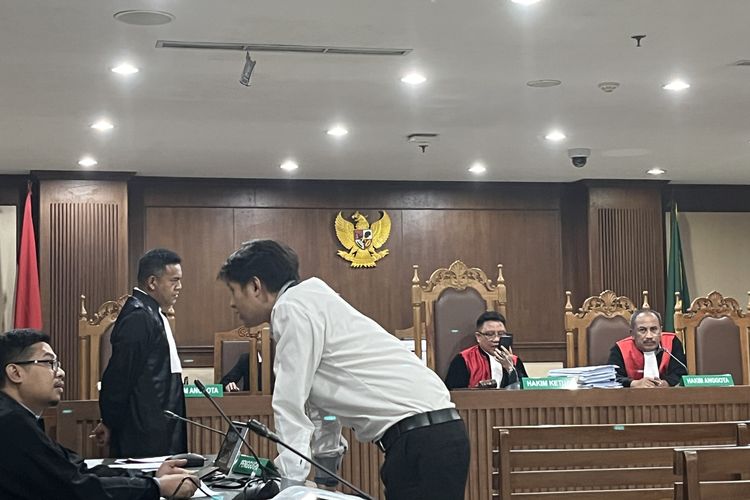 Ketua Majelis Hakim perkara Advokat Stefanus Roy Rening, Rianto Adam Pontoh melakukan komunikasi telepon dengan saksi Yustinus Butu dalam sidang di Pengadilan Tipikor Jakarta, Rabu (29/11/2023.