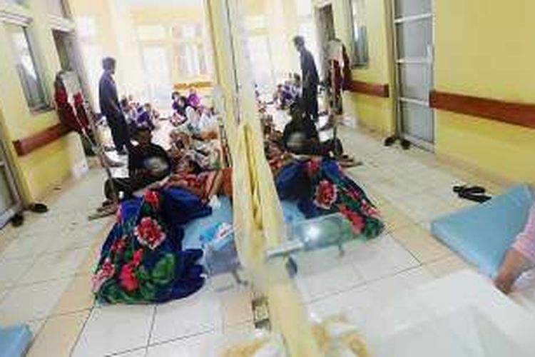 Para pasien Rumah Sakit Dr Slamet, Kabupaten Garut, Jawa Barat, dirawat sementara di lorong pejalan kaki ruangan lantai 2 setelah rumah sakit tersebut diterjang banjir, Rabu (21/9/2016).