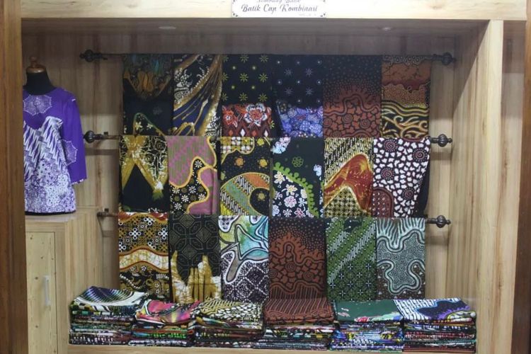 Contoh produksi batik yang mencampurkan motif klasik dan abstrak, yang dibuat oleh Batik Sembung di Kulon Progo, Yogyakarta. 