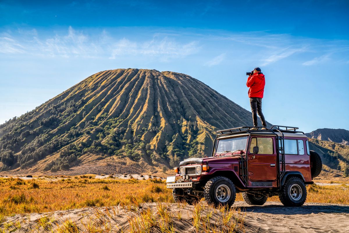 Ilustrasi wisatawan bersama jib di kawasan bromo.