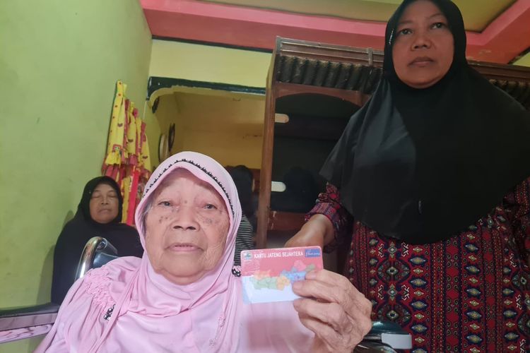 Mbah Dasmi, warga Desa Karangsari, Kecamatan Pulosari, Pemalang, Jawa Tengah (Jateng), salah satu penerima bantuan Kartu Jateng Sejahtera (KJS).

