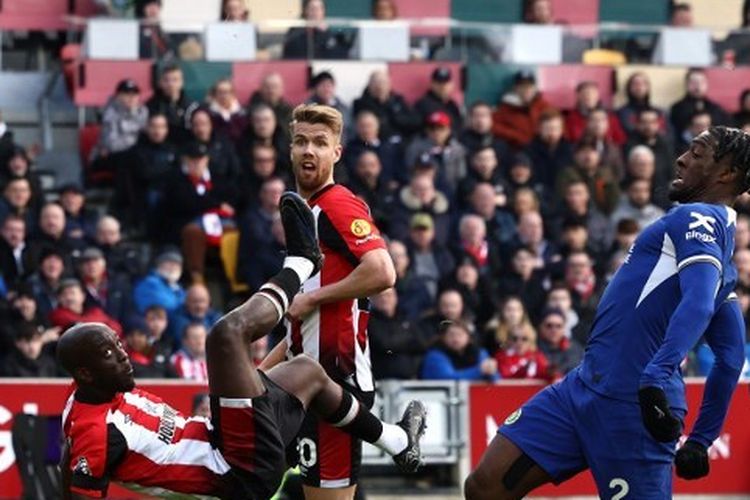 Striker Brentford, Yoane Wissa, melepaskan tendangan dalam lanjutan Liga Inggris 2023-2024 antara Brentford vs Chelsea di Stadion Gtech Community pada 2 Maret 2024.