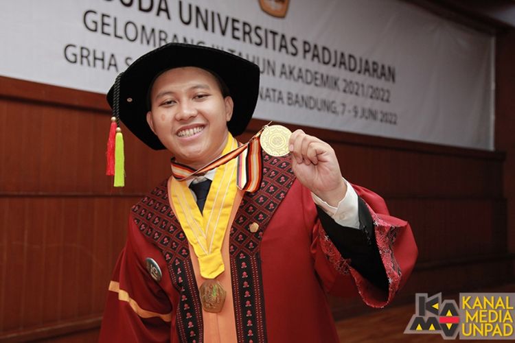 Wisudawan terbaik kampus Universitas Padjajaran (Unpad), Teguh Amar Taqiyyuddin menjalani wisuda di Graha Sanusi Hardjadinata Kampus Iwa Koesoemasoemantri Unpad, Bandung, Kamis (9/6/2022).  