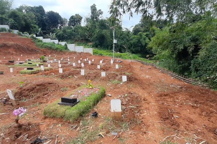 Lahan kosong di blok makam khusus pasien Covid-19 di TPU Jombang, Tangerang Selatan Longsor.