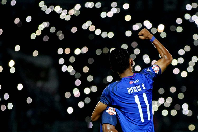 Pemain Arema FC, Rivaldi Bauwo mencetak 2 gol saat laga Tunda Pekan 4 Liga 1 2019 melawan Persib Bandung yang berakhir dengan skor 5-1 di Stadion Kanjuruhan Kabupaten Malang, Jawa Timur, Selasa (30/07/2019) malam.