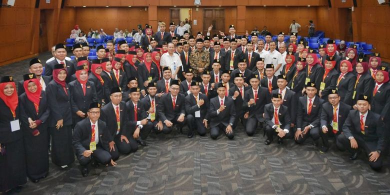 Mendikbud Muhadjir Effendy dalam acara pelepasan 94 guru, yang merupakan pengiriman tahap ke-10, ke Sabah dan Sarawak di kantor Kemendikbud, Senayan, Jakarta, Kamis (17/10/2019).