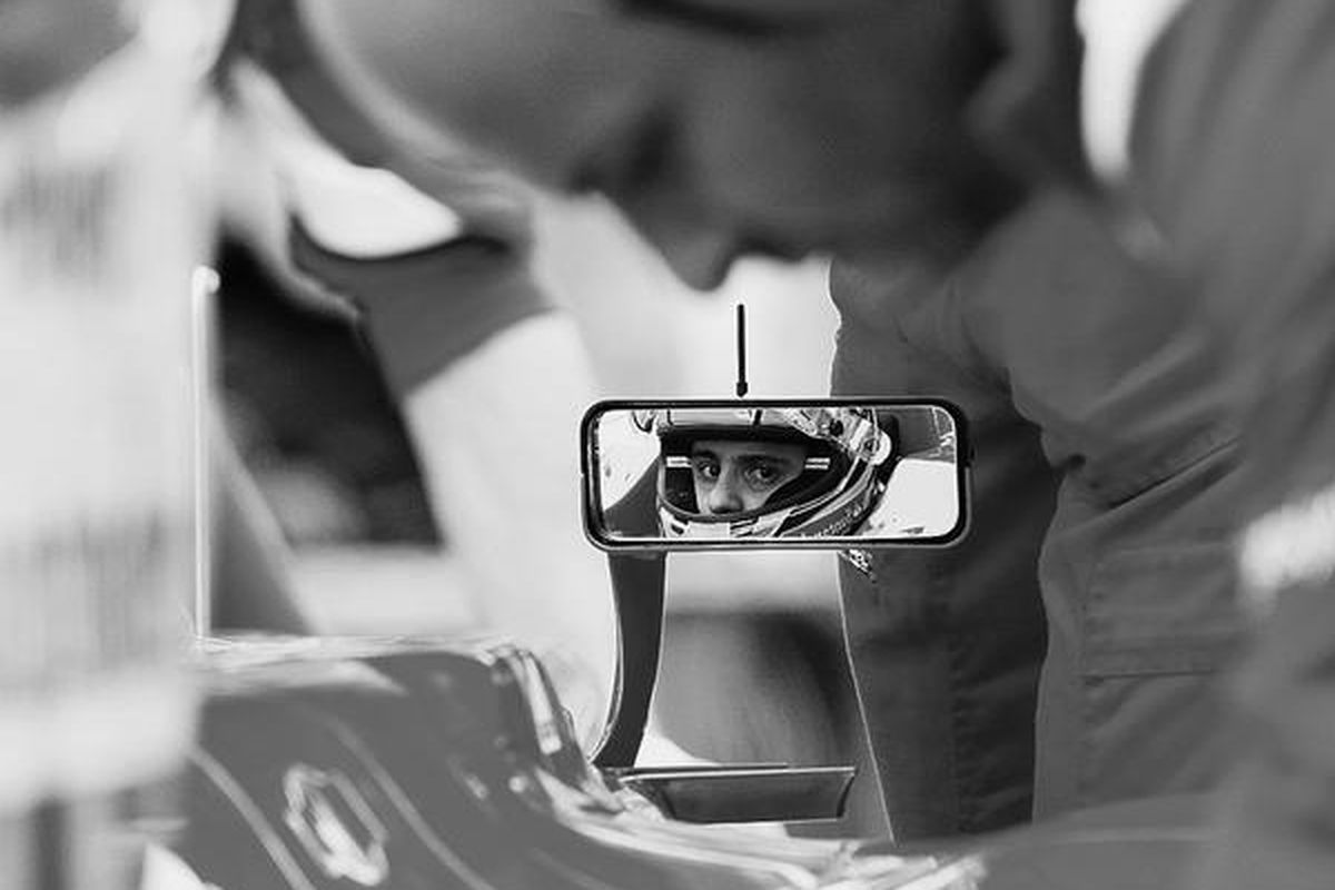 Pebalap Formula Satu dari tim Ferrari, Felipe Massa (Brasil), melihat melalui kaca spion saat kru timnya mengerjakan mobilnya di pit pada sesi latihan Grand Prix China di Shanghai, Jumat (13/4).