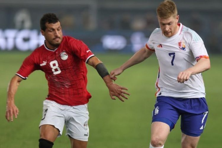 Gelandang timnas Belgia Kevin De Bruyne (kanan) dibayangi pemain Mesir Tarek Hamed (kiri) dalam laga persahabatan atau friendly match menjelang Piala Dunia 2022 Qatar yang berlangsung di Stadion Internasional Jaber Al-Ahmad, Kuwait, pada Jumat (18/11/2022) malam WIB.