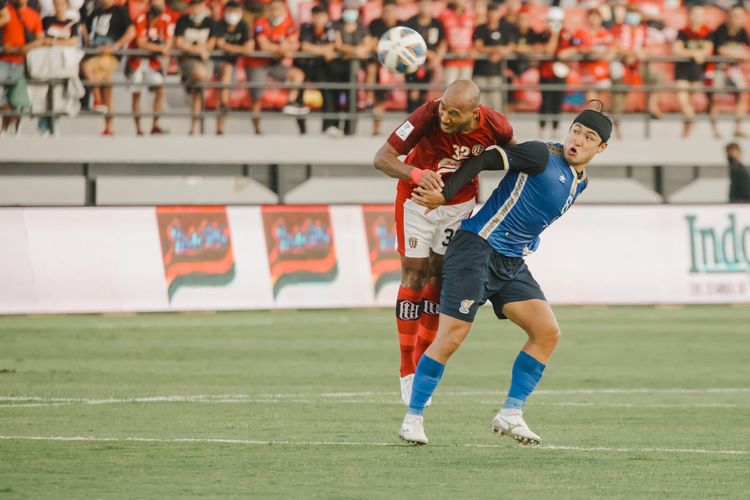 Aksi bek Bali United, Leonard Tupamahu saat  melawan Visakha FC pada laga Grup G Piala AFC atau AFC Cup 2022. Pertandingan Visakha FC vs Bali United berlangsung di Stadion Kapten I Wayan Dipta, Gianyar, Bali, pada Senin (27/6/2022) sore WIB. Terkini, Indonesia mendapat tiga slot ke kompetisi antarklub Asia musim depan.