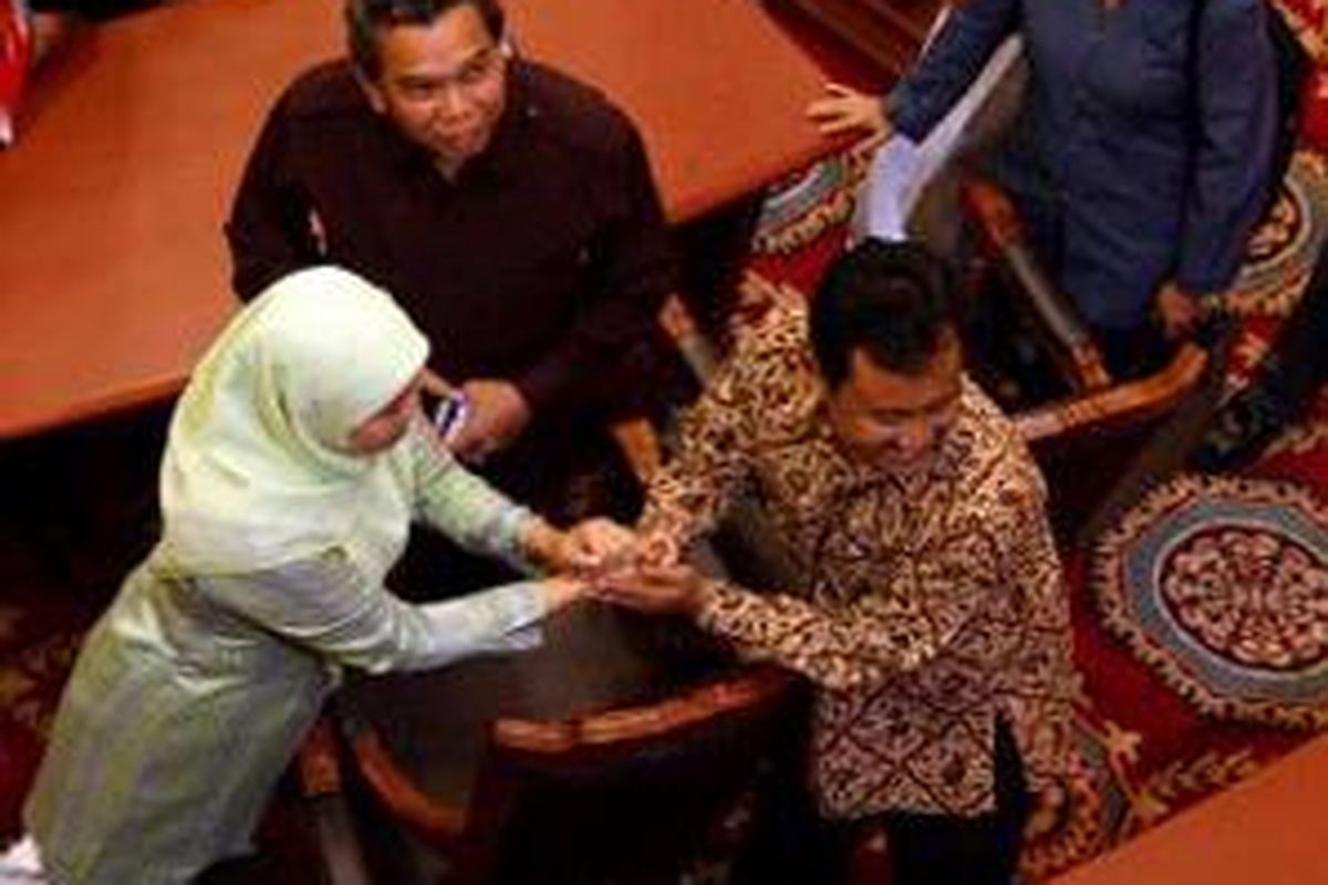 Saifullah Yusuf secara sportif memberikan selamat kepada Khofifah Indar Parawangsa disaksikan oleh pasangannya Mujiono dalam sidang putusan Pemilihan Kepala Daerah (Pilkada) Jawa Timur di Mahkamah Konstitusi (MK), Jakarta Pusat, Selasa (2/12).