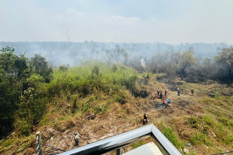 Karhutla Dekati Pemukiman di Barito Kuala Kalsel, Warga Panik Asap Berwarna Oranye Masuk Rumah