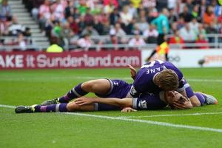 Ryan Mason (bawah) mengalami cedera seusai mencetak gol kemenangan Tottenham atas Sunderland, Minggu (13/9/2015). 