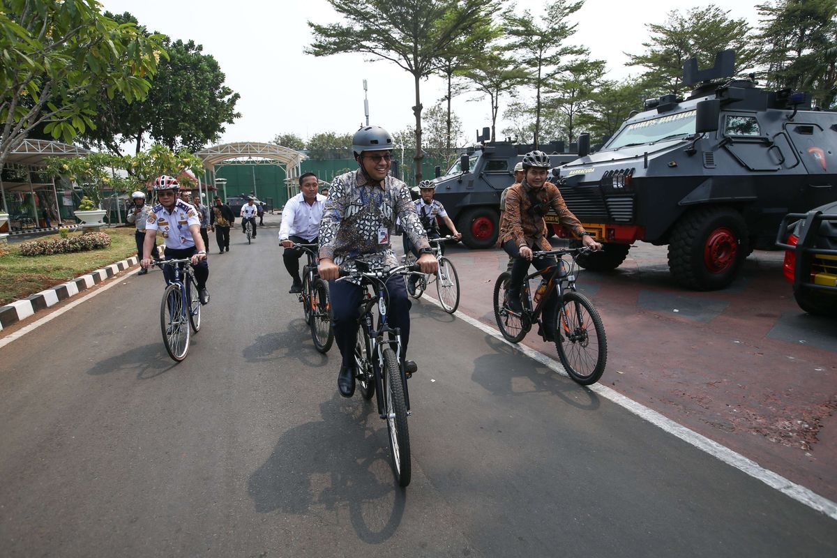 Gubernur DKI Jakarta, Anies Baswedan bersepeda dari balaikota Jakarta menuju Gedung DPR/MPR RI di Senayan, Jakarta, Rabu (25/9/2019).