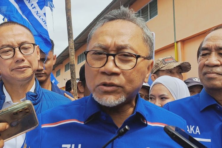 Menteri Perdagangan (Mendag) Zulkifli Hasan usai mengikuti kampanye terbatas di Gor Anugrah Jl. Sultan Dg Raja, Kota Makassar, Sulsel, Rabu (24/1/2024).