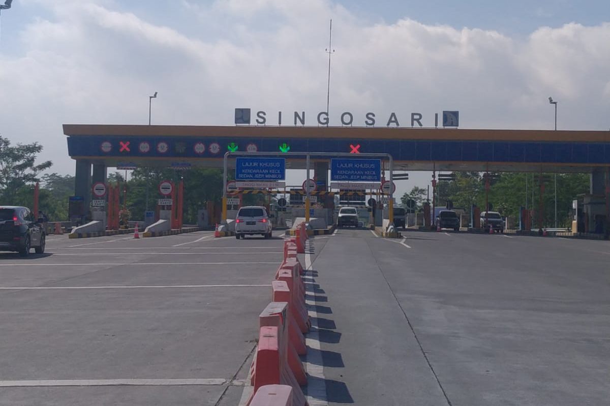 Kondisi arus mudik H-8 Lebaran 2022 di Gerbang tol Singosari di Jawa Timur