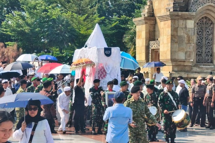 Keranda Khas Gorontalo Antarkan Jenazah Rachmat Gobel ke Pusara TMP Kalibata