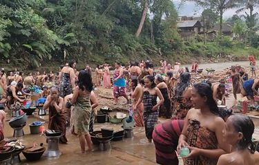 Tradisi Neres, Saat Ibu-ibu Mandi Bersama di Sungai Lebak Halaman ...