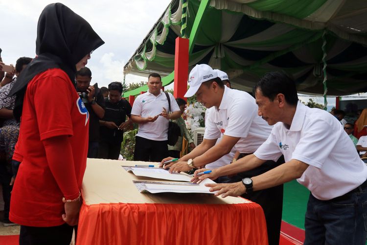 Direktur Kependudukan dan Catatan Sipil Kementerian Dalam Negeri Zudan Arif Fakhrullah dan Bupati Gorontalo, Nelson Pomalingo menandatangani berita acara pengukuhan Satgas Revolusi Mental tingkat desa.