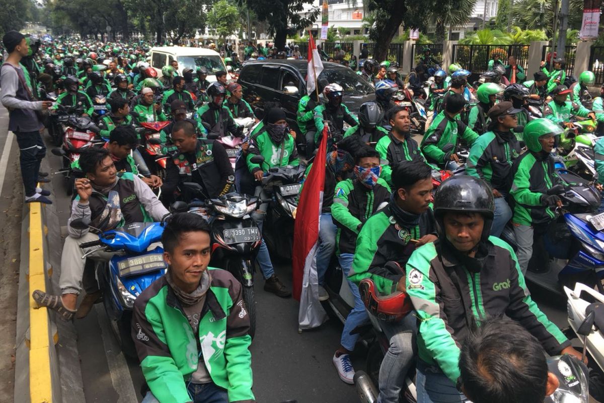 Sejumlah driver ojek online demo di depan Istana Negara, Jakarta, Selasa (27/3/2018).
