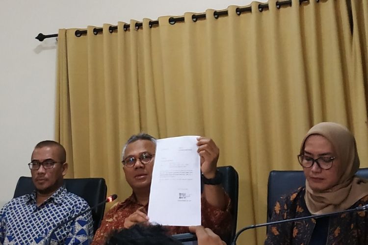 Ketua KPU, Arief Budiman, menunjukkan surat pengunduran diri Wahyu Setiawan dalam konferensi pers di Kantor KPU, Menteng,Jakarta Pusat, Jumat (10/1/2020). 