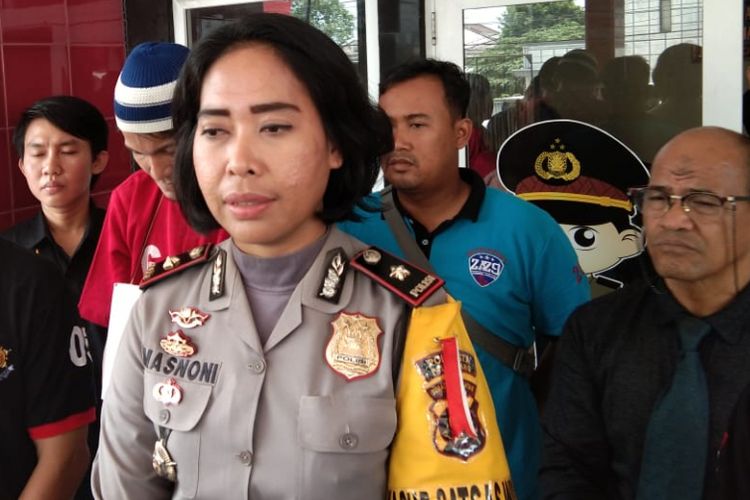 Kapolsek Ilir Barat 1 Palembang Kompol Masnoni saat memberikan keterangan terkait tewasnya Ita alias Iwan Effendi (56), yang merupakan ketua Waria Palembang, Selasa (19/2/2019).
