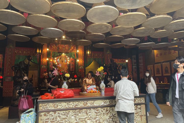 Suasana di dalam salah satu kuil di Tin Hau Temple, kawasan West Kowloon, Hong Kong. 