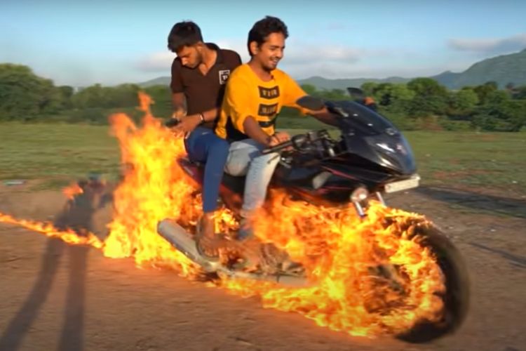 Tangkapan layar dari video Mr Indian Hacker yang membakar dan mengendarai motornya untuk meniru Ghost Rider.