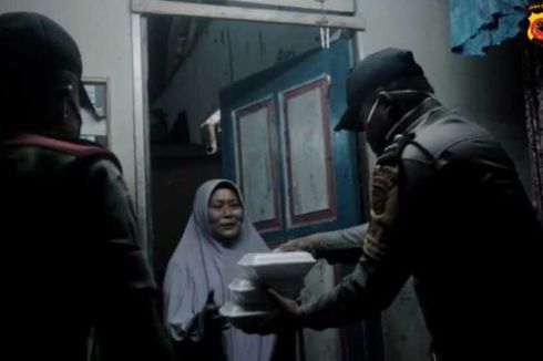 Selama Ramadhan, Polisi Tasikmalaya Patroli Subuh Bagikan Nasi Sahur 