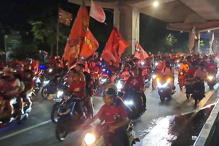 Ribuan Supporter PSM Makassar menggelar Konvoi di Jalan AP Pettarani Makassar, Jumat (31/3/2023).