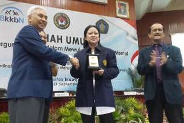 Menteri Koordinator Bidang Pembangunan Manusia dan Kebudayaan Puan Maharani saat menerima jas dari Rektor Universitas Brawijaya M Bisri dalam kuliah umum, Selasa (27/9/2016)