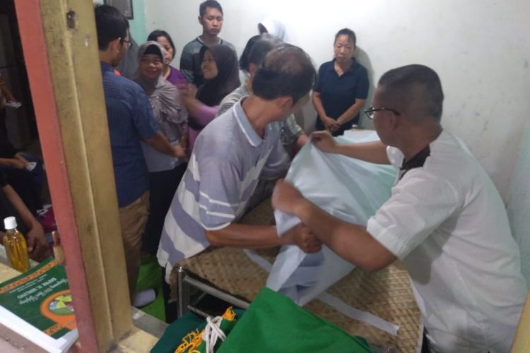 Jasad Thomy Heru Siswantoro, petugas KPPS TPS 019, Kelurahan Pacar Keling, Tambaksari, Surabaya, disemayamkan di Karanggayam Teratai, Tambaksari, Surabaya, Kamis (25/4/2019).