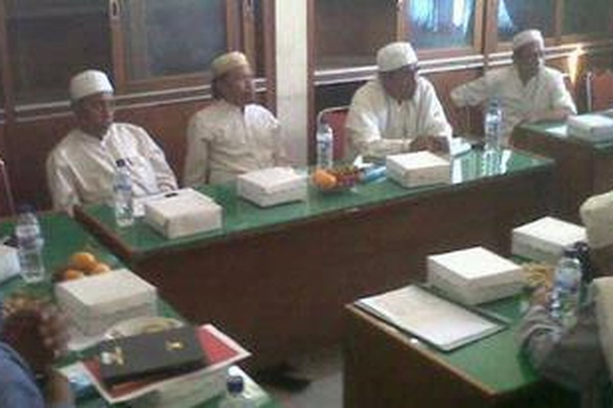 Beberapa kiai dari MUI, BASRA, NU dan Bakesbangpolinmas Sampang saat menggelar rapat tertutup soal pemulangan warga Syiah dari penampungan.